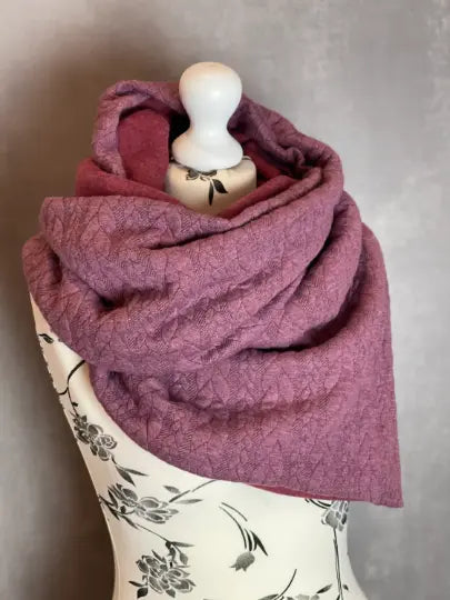 Dreieckstuch Wickelschal mit Zopfstrick in Mauve, einfaches Design, aus weichem Material, modisches Accessoire.