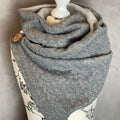 Grauer Wickelschal im Dreieckstuch-Design, einfaches Accessoire, perfekt für kalte Tage, von Mein Shop