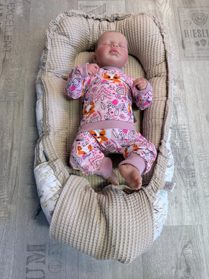 Baby-Nestchen von Mein Shop, weiches Schutznestchen für sicheren Babyschlaf, in verschiedenen Konfigurationsoptionen.