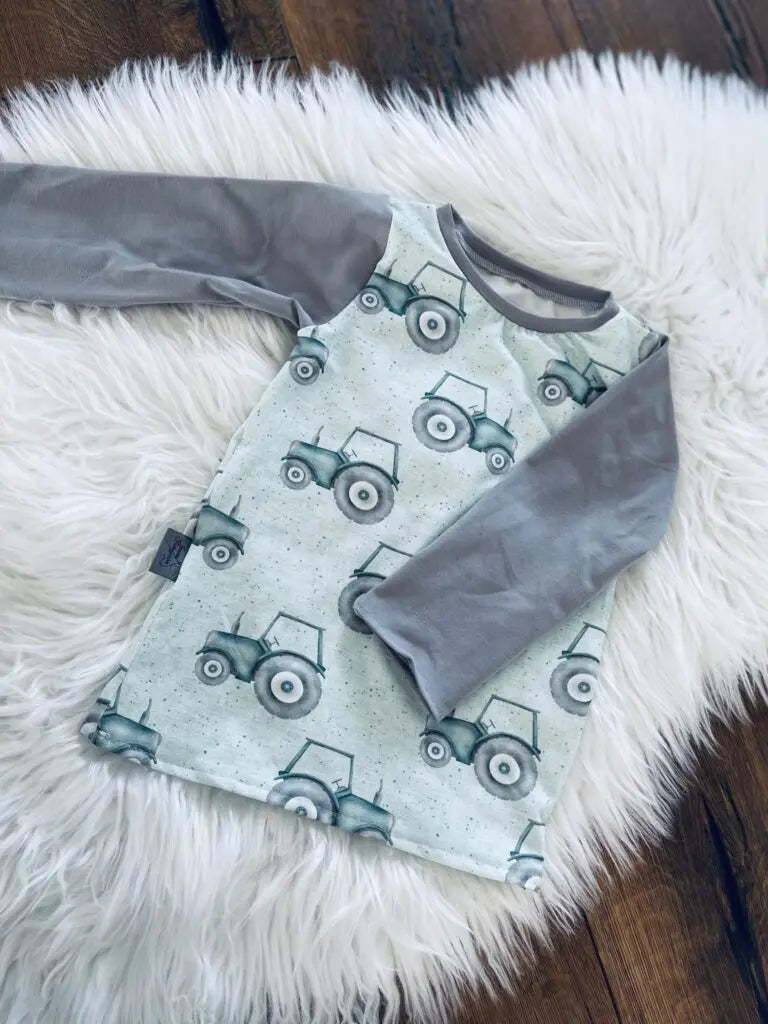 Langarmshirt mit Traktor-Design von Mein Shop, detailreiche Grafik auf weichem, bequemen Stoff, für Kinder und Traktor-Fans.