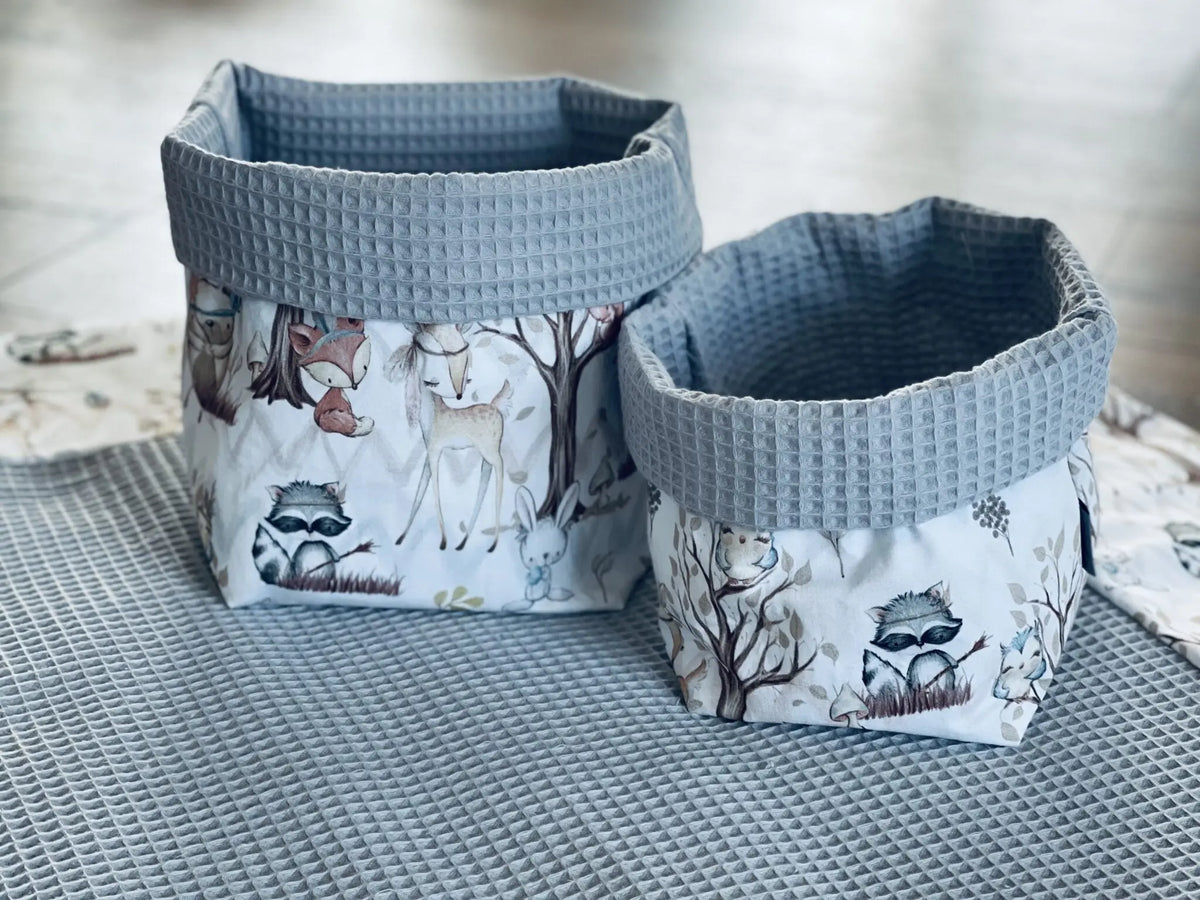 Wickelauflagen Set mit Waldtierstoff von Mein Shop, Variation mit buntem, naturinspiriertem Stoffmuster, geeignet für Babywickelkommoden