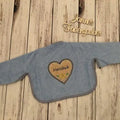 Ärmellätzchen Herzbub von Mein Shop, variabler Stil, mit Herzmotiv, geeignet für Babys, auf hellgrauem Hintergrund fotografiert