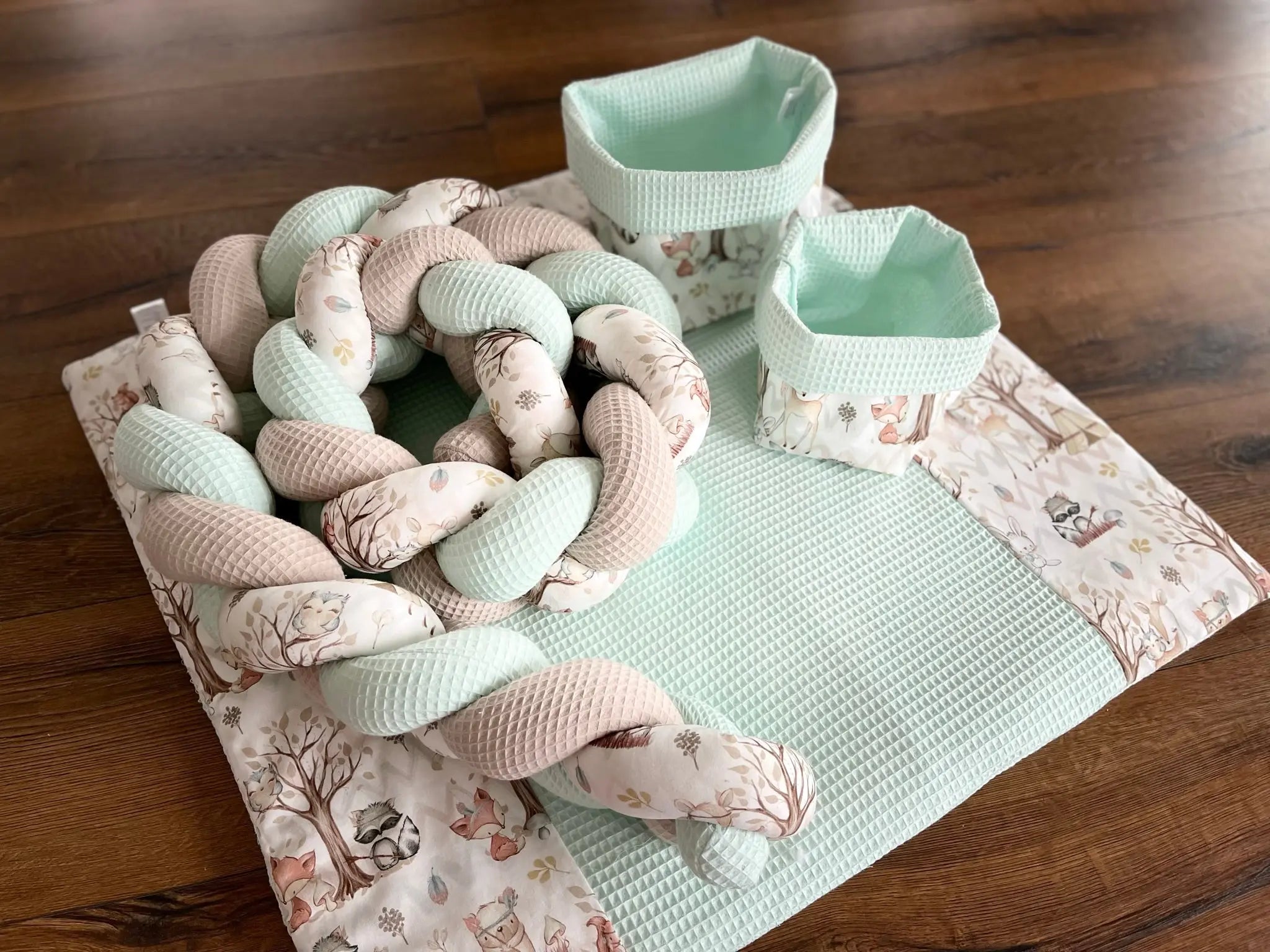 Wickelauflagen Set mit WALDTIERSTOFF, Variation in verschiedenen Designs, bequeme und weiche Unterlage für Babys.
