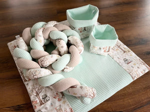 Wickelauflagen Set mit WALDTIERSTOFF, Variation in verschiedenen Designs, bequeme und weiche Unterlage für Babys.