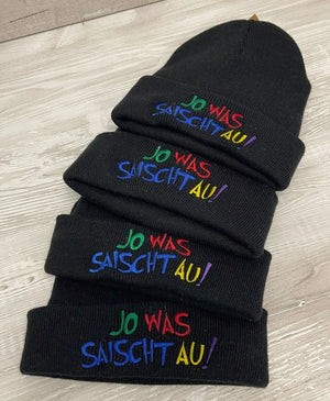Gemütliche, bestickte Strickmütze oder Beanie mit personalisiertem Schriftzug, warm und modisch für kalte Tage.