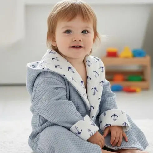 Hellblauer Kinderbademantel aus Waffelstoff und Frottee, weiche und bequeme Bademantel für Kinder.