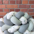 Bettschlange von Janines Fadenzauber, weiche Stoffe und bunte Muster, ideal für Babys und Kinderbetten.