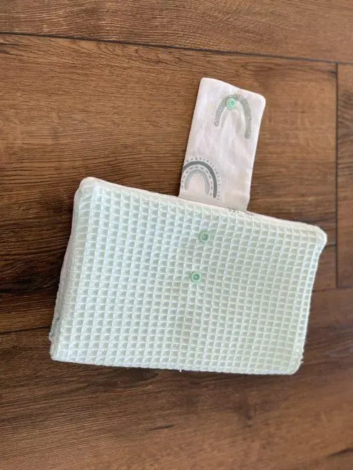 Windel-Etui von Mein Shop, handliche Wickeltasche mit praktischem Design, geeignet für unterwegs, in grau mit Reißverschluss.