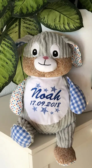 Blauer Harlequin Hase aus der Mein Shop Kollektion, variabler Kuscheltier mit buntem Muster, Nahaufnahme, weiches Material sichtbar
