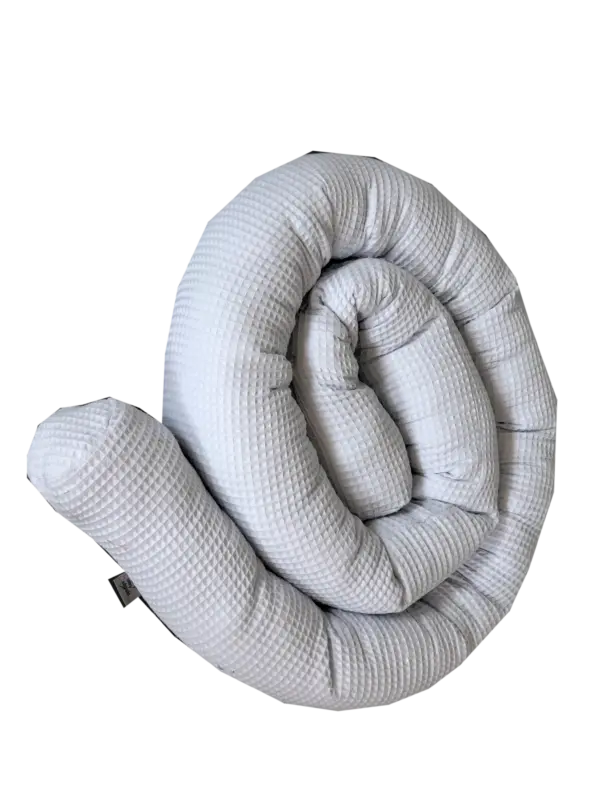 Schutzrolle für Wickeltischumrandung von Mein Shop, variable Konfiguration, zu sehen auf einer Wickelkommode.
