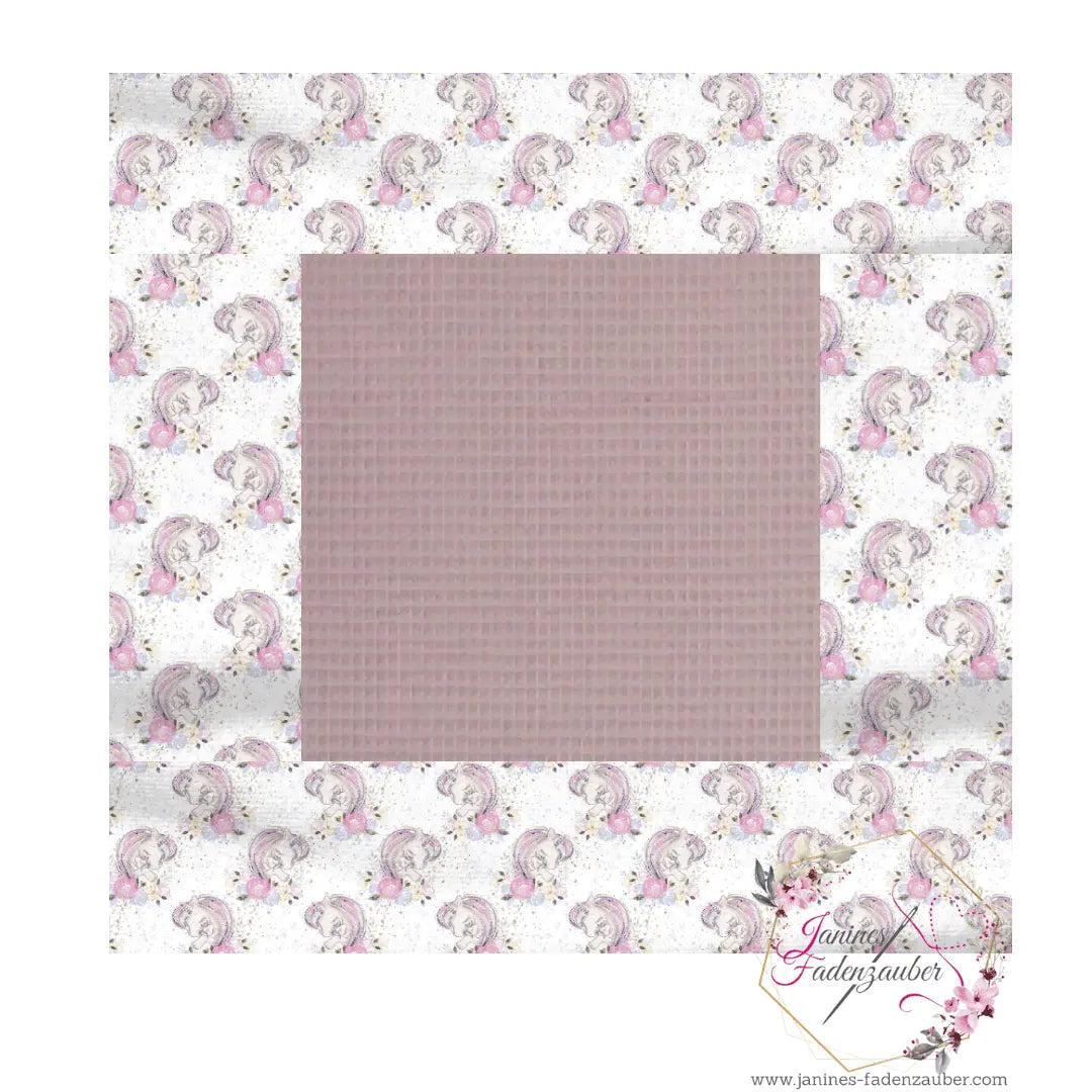 Bunte, personalisierte Krabbeldecke von Mein Shop mit Wunschname, weiche Oberfläche, ideal für Babys und Kleinkinder.