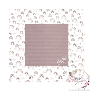 Weiche Krabbeldecke von Mein Shop, individuell bestickt mit Namen, ideal für Babys zum Spielen und Kuscheln auf dem Boden.