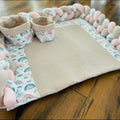 Wickelauflage in schlichtem Design, leicht abwischbar, für Babywickelstation, von Mein Shop, auf weichem Untergrund liegend