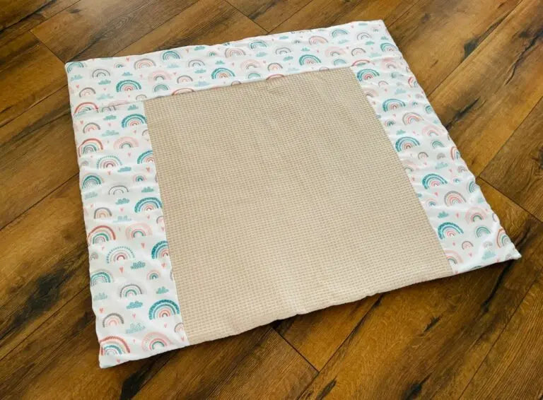 Weiche Wickelauflage in hellem Design von Mein Shop, perfekt für Babys und Kinder, auf einer Wickelkommode liegend.