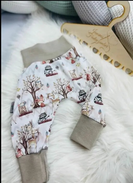 Weiche Pumphose mit Waldtiere Muster, bequeme Kinderhose in verschiedenen Variationen, ideal für Kinder, Mein Shop.