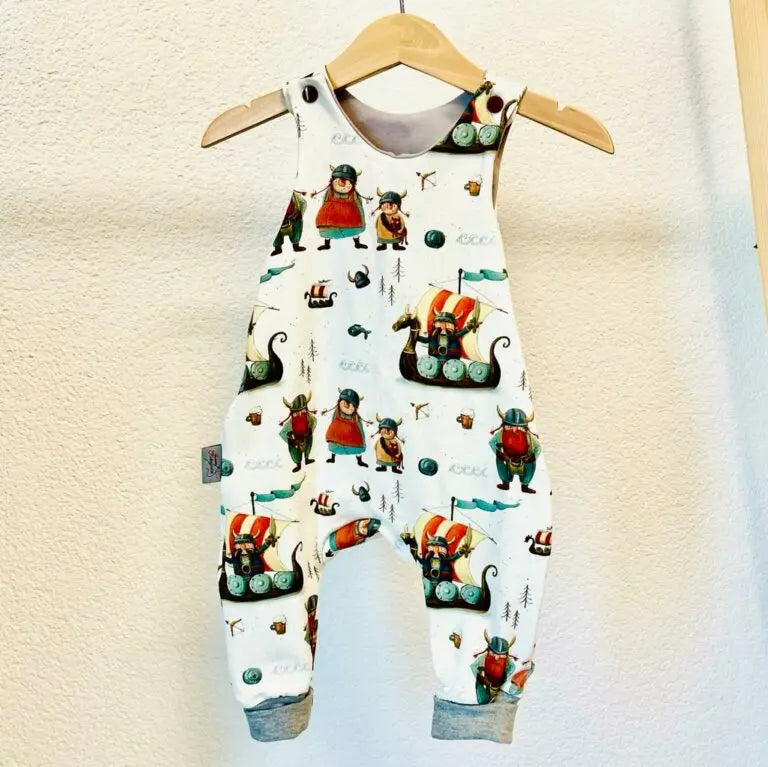 Bio-Wikinger-Strampler für Kinder, variable Größe, aus nachhaltiger Baumwolle, detailreiche Wikinger-Motive, bequemer Baby-Overall
