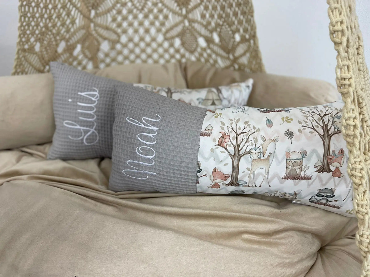 Individuell zusammengestelltes Babykissen von Mein Shop, weiche Textur und kindgerechtes Design, perfekt für Babys und Kleinkinder.