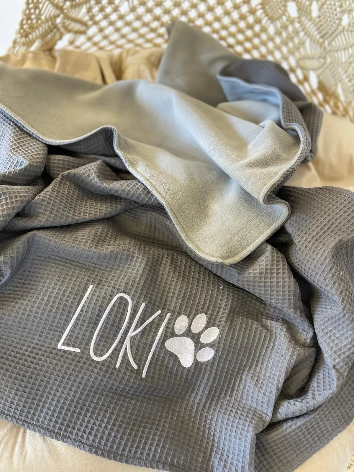 Personalisierte Hundedecke in Wunschfarben, weiche Sofadecke für Hunde mit individuellem Design, auf einem Sofa liegend