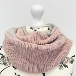 Weicher, altrosa Wickelschal von Mein Shop aus Strick, flauschig und bequem, mit variabler Länge und stylischem Design.