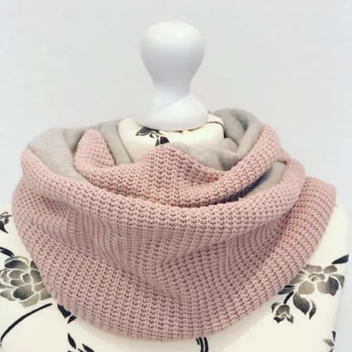 Weicher, altrosa Wickelschal von Mein Shop aus Strick, flauschig und bequem, mit variabler Länge und stylischem Design.
