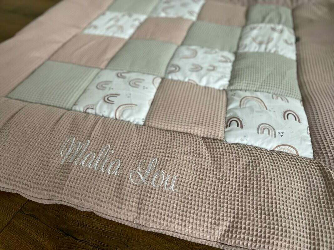 Stoffpatchworkdecke und Krabbeldecke von Mein Shop, individuell bestickt, bunte Patchworkmuster auf weichem Baumwollstoff.