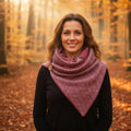 Dreieckstuch Wickelschal aus Zopfstrick in Mauve, einfaches modisches Accessoire, zeigt die gestrickte Textur und Farbe.
