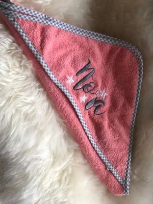Besticktes Kapuzen-Badetuch in Rot, weiches Handtuch mit Kapuze und bunten Stickereien, ideal für Baden und Schwimmen.