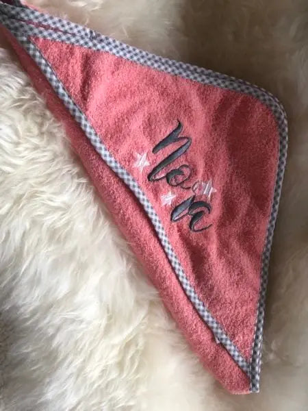 Besticktes Kapuzen-Badetuch in Rot, weiches Handtuch mit Kapuze und bunten Stickereien, ideal für Baden und Schwimmen.