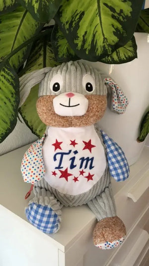 Blauer Harlequin-Hase von Mein Shop, weiches Plüschspielzeug mit buntem Hasenmuster, detailreiche Stickerei und flauschiges Fell