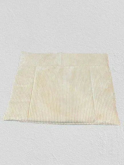 Weiche, wasserabweisende Wickelauflage von Mein Shop in einer Variation, ideal für Komfort und Schutz beim Wickeln.
