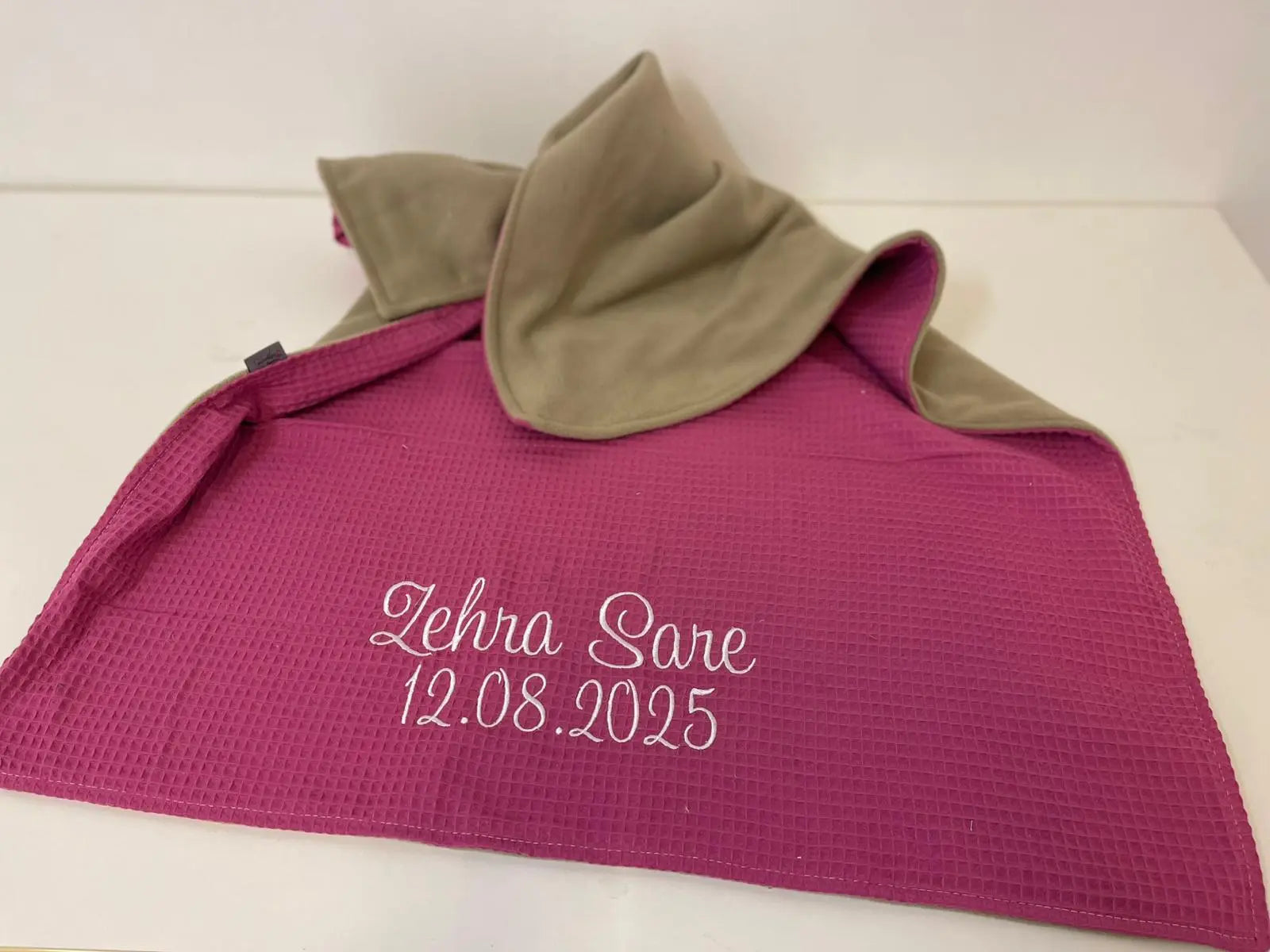 Weiche Babydecke mit personalisiertem Namen von Mein Shop, zeigt die kuschelige Textur und individuell gestaltetes Design.