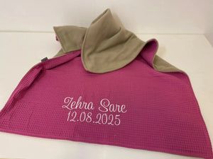 Weiche Babydecke mit personalisiertem Namen von Mein Shop, zeigt die kuschelige Textur und individuell gestaltetes Design.