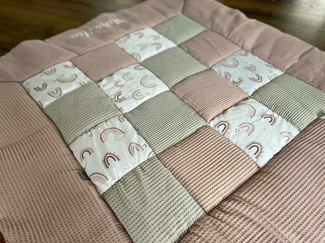 Bunte Patchworkdecke und Krabbeldecke mit Stickerei, individuell gestaltet, aus weichem Stoff, handgefertigt von Mein Shop