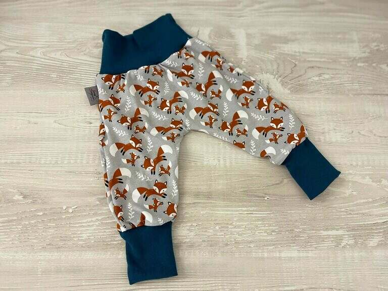 Dunkelblaue Pumphose mit Füchsen-Muster von Mein Shop, limitierte Edition, weich und bequem für Kinder, auf dem Bild sichtbar.