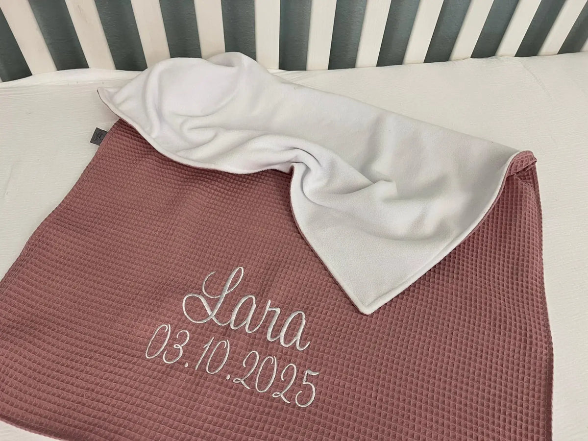 Weiche Babydecke mit personalisiertem Namen, ideal für Neugeborene, von der Marke Mein Shop, mit buntem Design.
