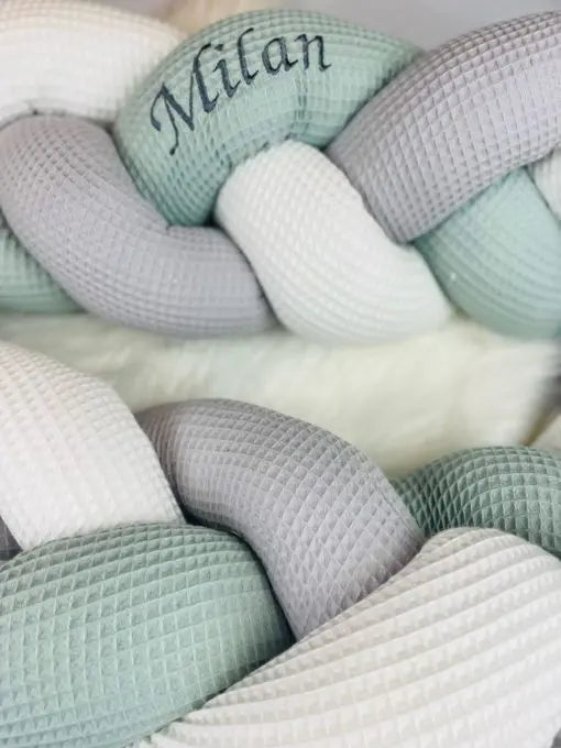 Geflochtene Nestchenschlange in verschiedenen Farben für sicheren und komfortablen Babyschlaf, von Mein Shop.