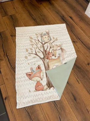 Weiche Babydecke mit Waldtiere-Design von Mein Shop, personalisierbar, zeigt niedliche Tiermotive auf kuscheligem Stoff.