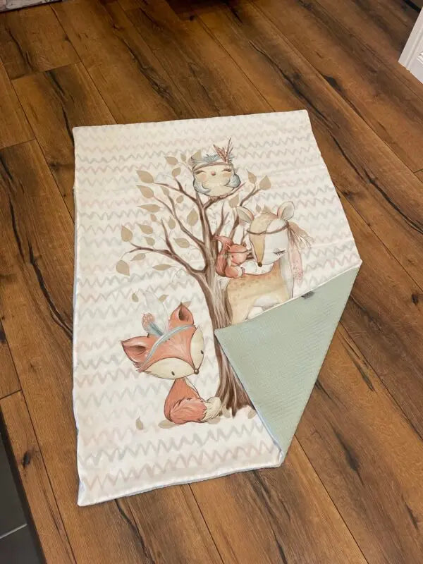 Weiche Babydecke mit Waldtiere-Design von Mein Shop, personalisierbar, zeigt niedliche Tiermotive auf kuscheligem Stoff.