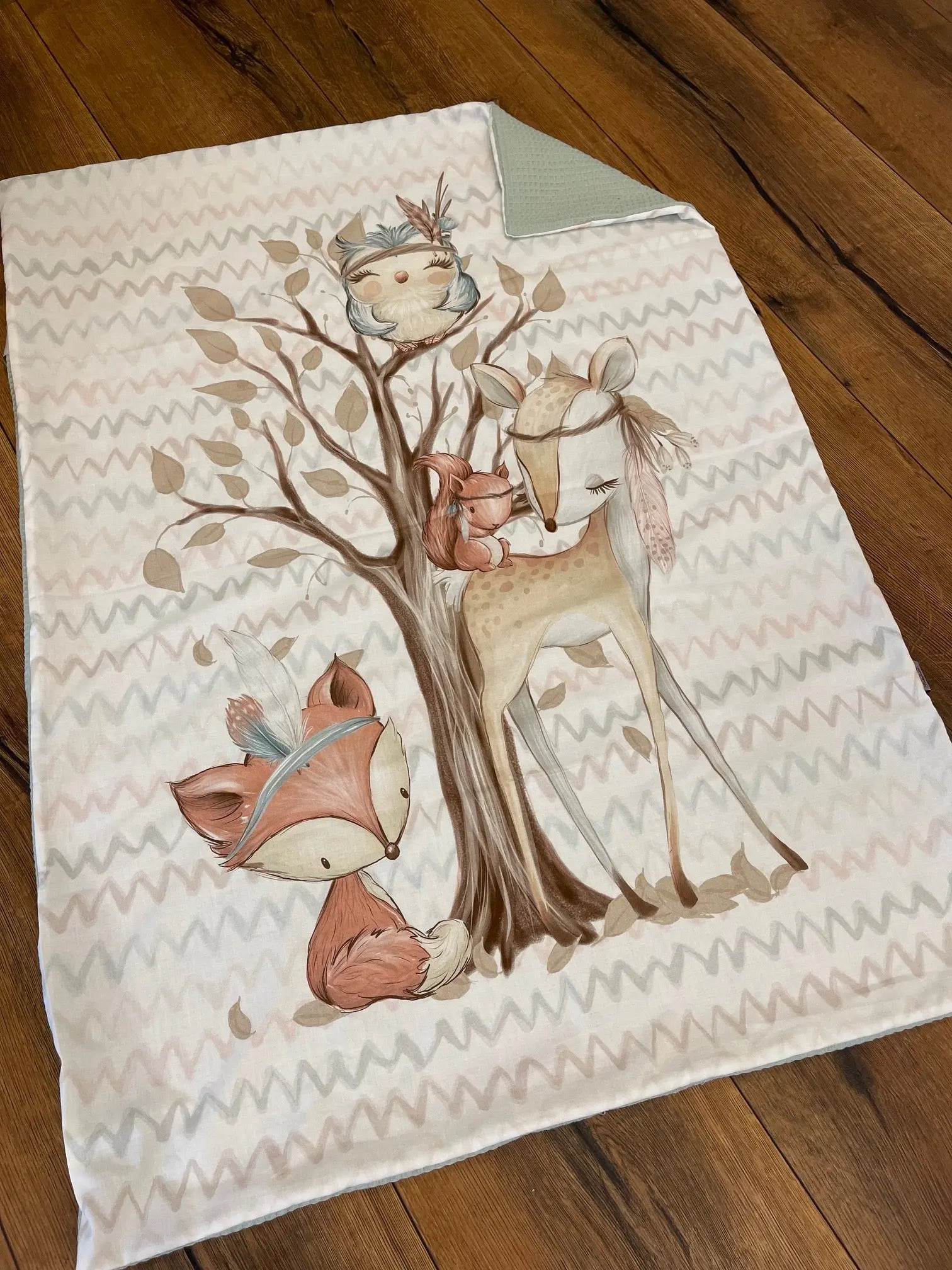 Personalisierte Babydecke mit Waldtieren, weiche Baumwollmaterial, ideal für Neugeborene, mit bunten Tiermotiven.