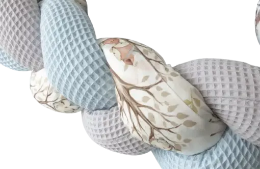 Geflochtene Wickeltischumrandung in Wunschfarbe, flexible Design, aus hochwertigem Material, für sicheren Wickelbereich.