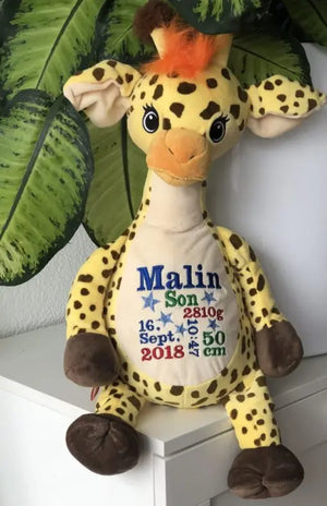 Variabler Giraffen-Spielzeug von Mein Shop, detailreiche Stofffigur mit freundlichem Gesicht und langen Hals, sitzend auf weißem Hintergrund
