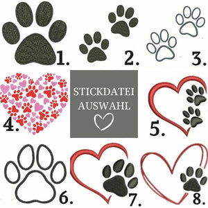 Personalisierte Hundehalsband aus Musselin mit bunten Mustern, liegt auf einem weißen Hintergrund.