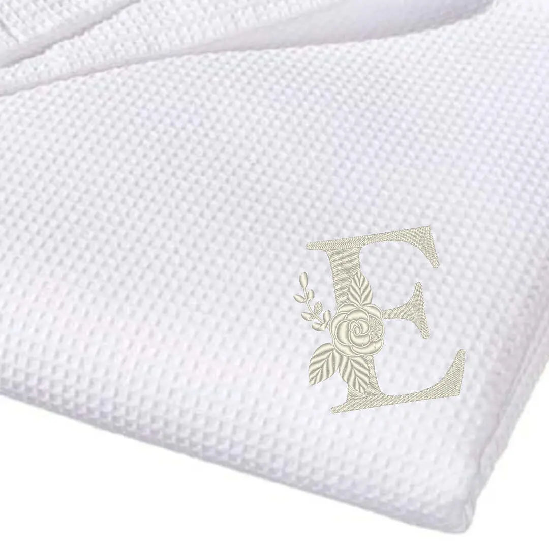 Hellblaue Babydecke mit personalisiertem Namen, weiche Babydecke von Mein Shop, kuscheliges und stabiles Material.