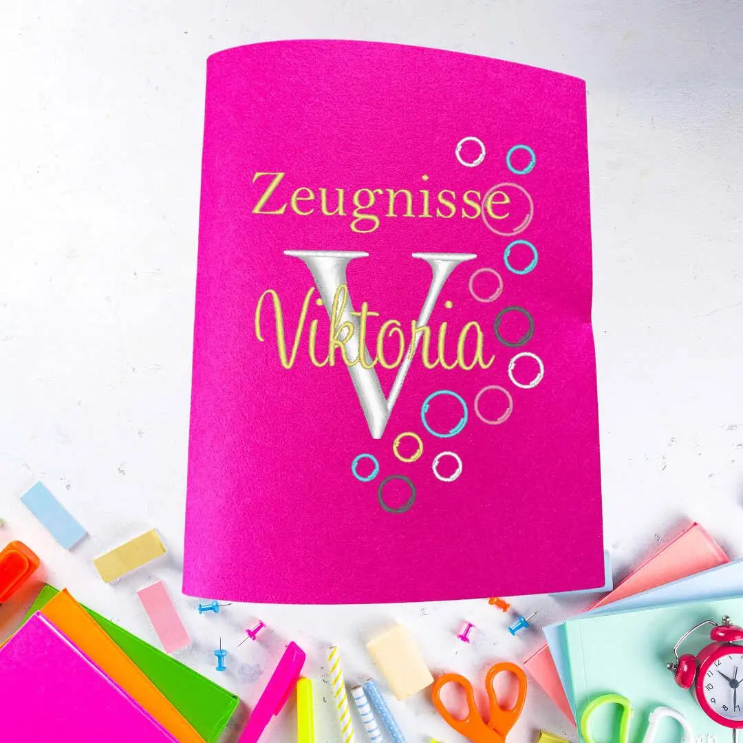 Hellblaue Zeugnishülle von Mein Shop mit individueller Wunschbestickung, elegante und praktische Aufbewahrung für Schulzeugnisse