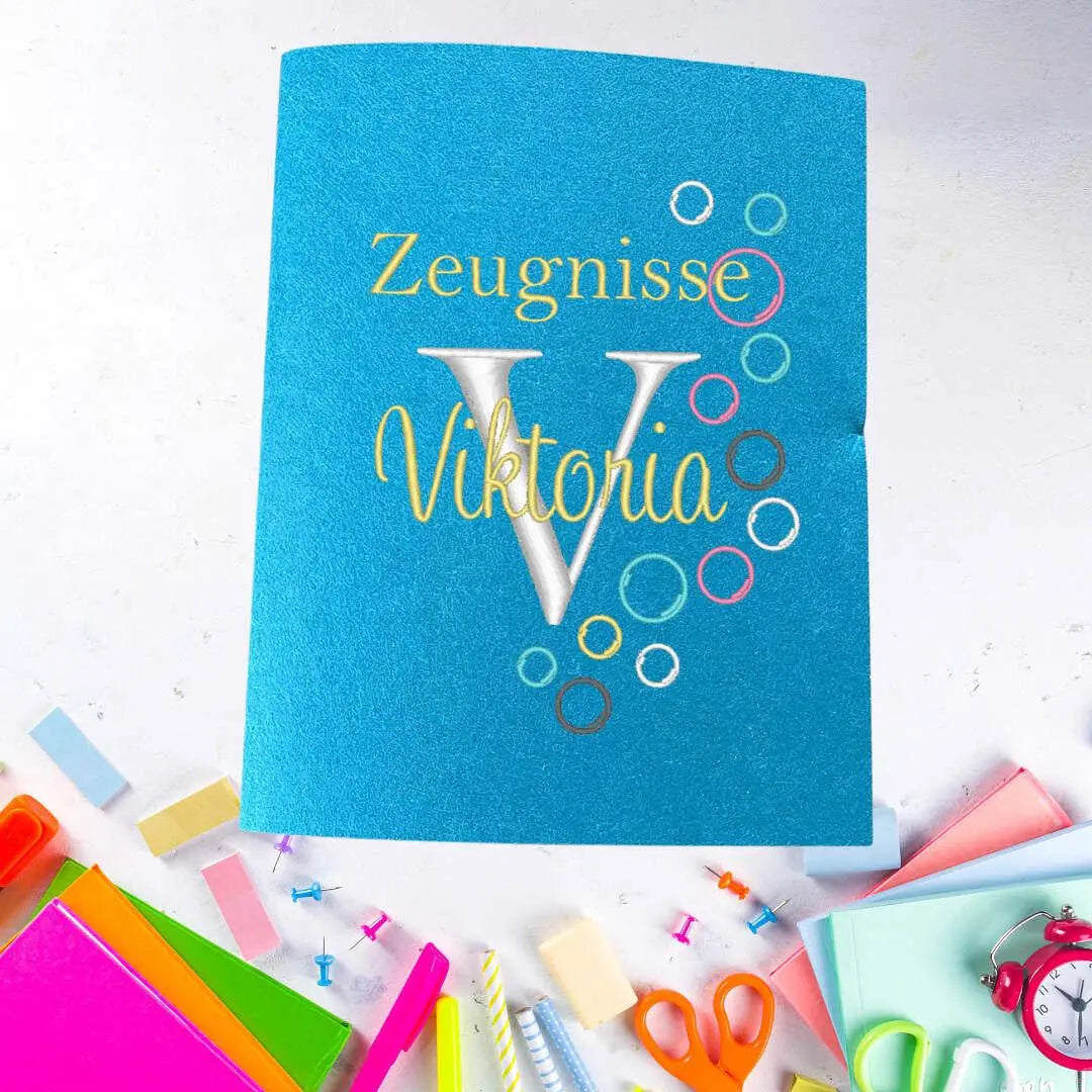 Hellblaue Zeugnishülle mit individueller Stickerei, personalisierte Schutzhülle für Schulzeugnisse, von Mein Shop gefertigt