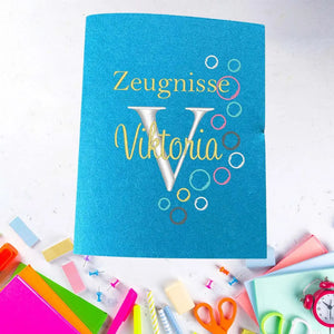 Hellblaue Zeugnishülle mit individueller Stickerei, personalisierte Schutzhülle für Schulzeugnisse, von Mein Shop gefertigt