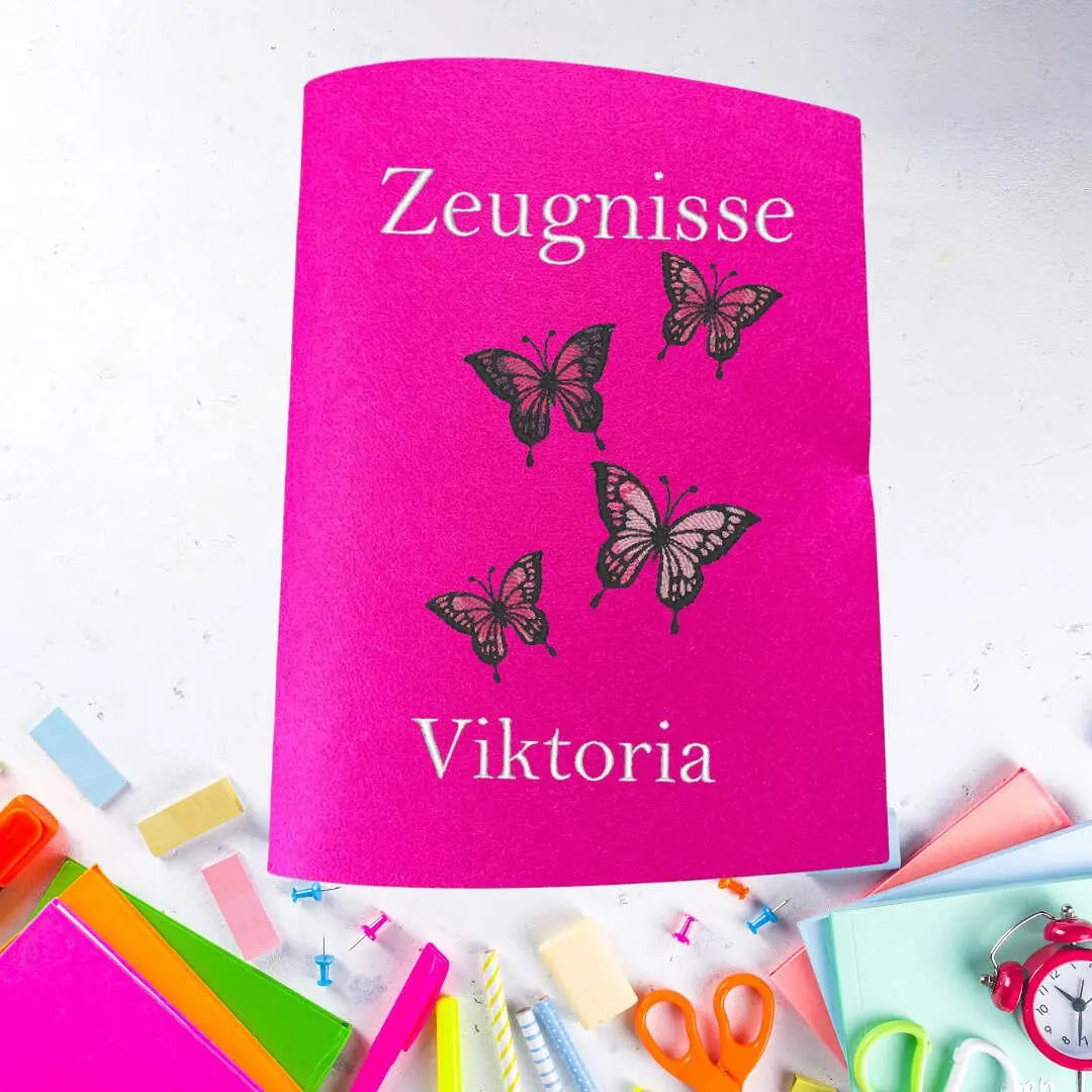 Hellblaue Zeugnishülle mit Wunschstickerei, personalisierte Dokumentenmappe von Mein Shop, mit eleganter Verzierung.