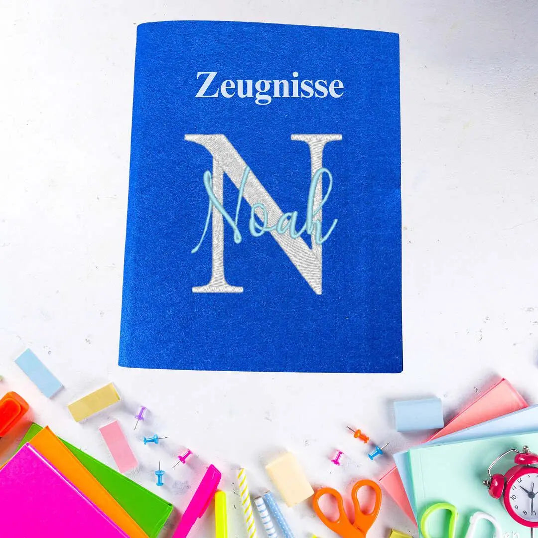 Hellblaue Zeugnishülle mit Wunschstickerei, personalisiert, aus hochwertigem Material, für Schulzeugnisse, von Mein Shop.