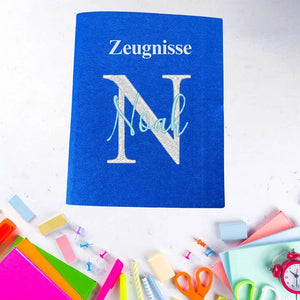Hellblaue Zeugnishülle mit Wunschstickerei, personalisiert, aus hochwertigem Material, für Schulzeugnisse, von Mein Shop.