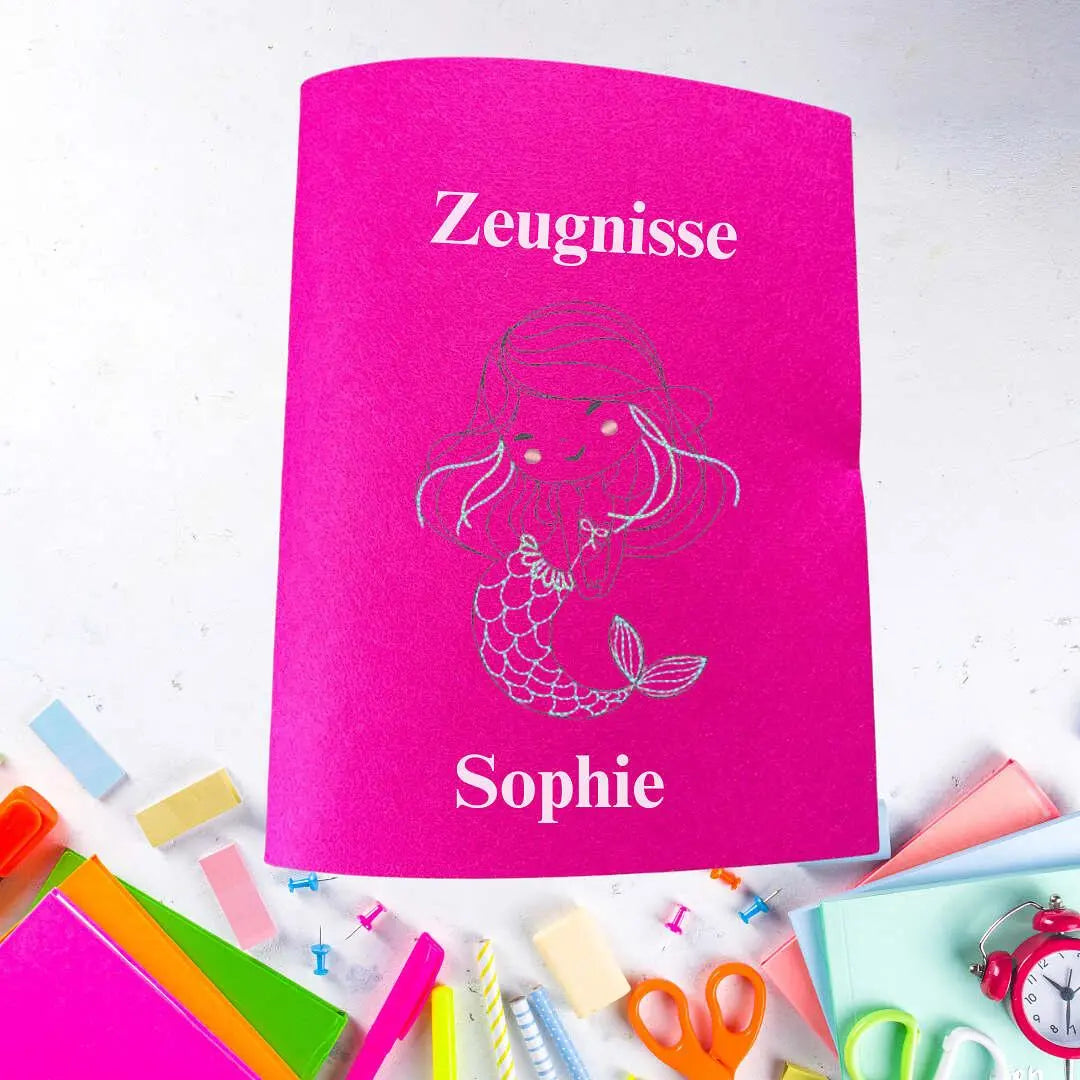 Hellblaue Zeugnishülle nach Wunsch bestickt, aus hochwertigem Material, mit personalisierbarem Text für Schüler und Lehrer.